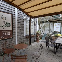 The Brown Jug Food Shop - Outdoor garden for pizza and drinks