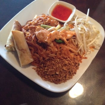 Mai Thai Cuisine - Chicken Pad Thai - Thai Near Me - Niagara Falls, Ontario Mai Thai Cuisine - Chicken Pad Thai - Thai Near Me - Niagara Falls, Ontario