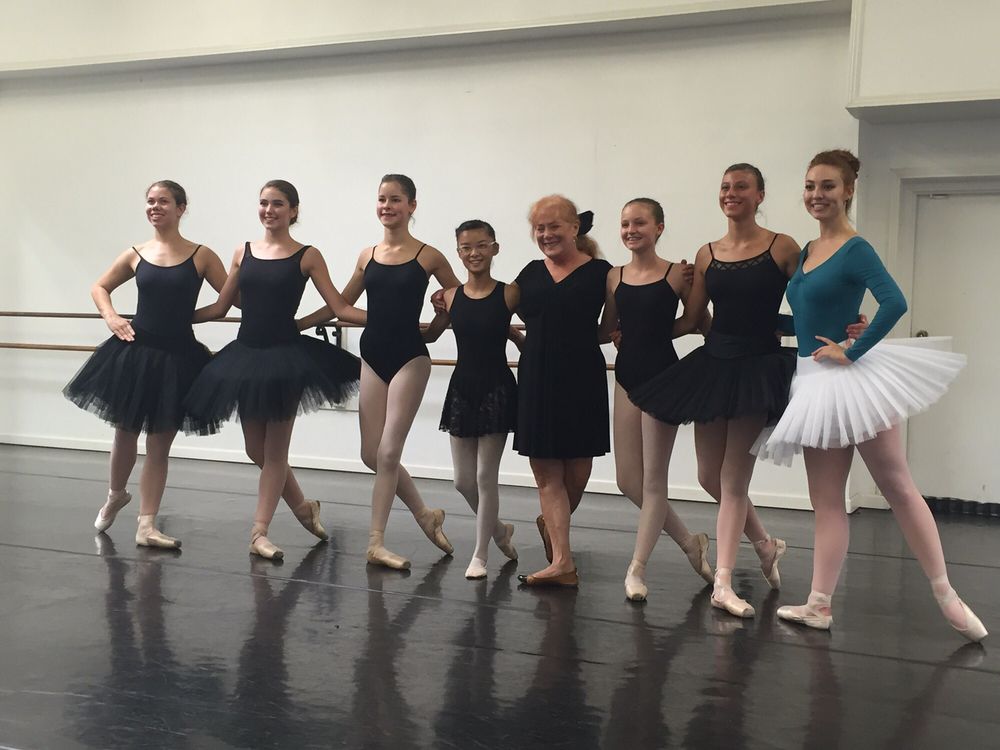 School of International Ballet Logo