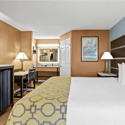 Baymont by Wyndham Forest City - Guest room