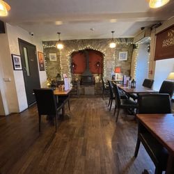 Mannion's Bar - Cozy dining area