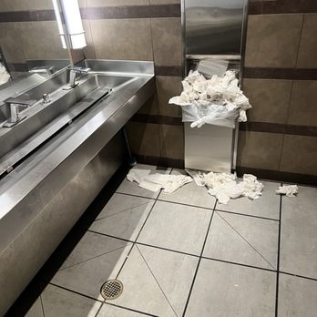 Yard House - Bathroom - Bars Near Me - San Antonio, Texas