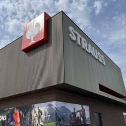 STRAUSS WORKWEARSTORE - View of the outside walking toward the entrance from the parking lot
