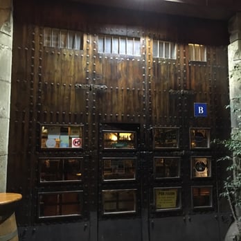 La Tinaja - The doorway entry to the very quaint little restaurant - Tapas Bars Near Me - Barcelona, B