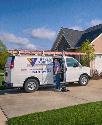 Henson Robinson Company Logo