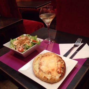 Le Beaulieu - Tartine gratinée La Maroilles (crème fraîche poulet, maroilles, Gruyère) avec sa petite salade, tout en dégustant un chardonnay - Brasseries Near Me - Lille, 59 Le Beaulieu - Tartine gratinée La Maroilles (crème fraîche poulet, maroilles, Gruyère) avec sa petite salade, tout en dégustant un chardonnay - Brasseries Near Me - Lille, 59