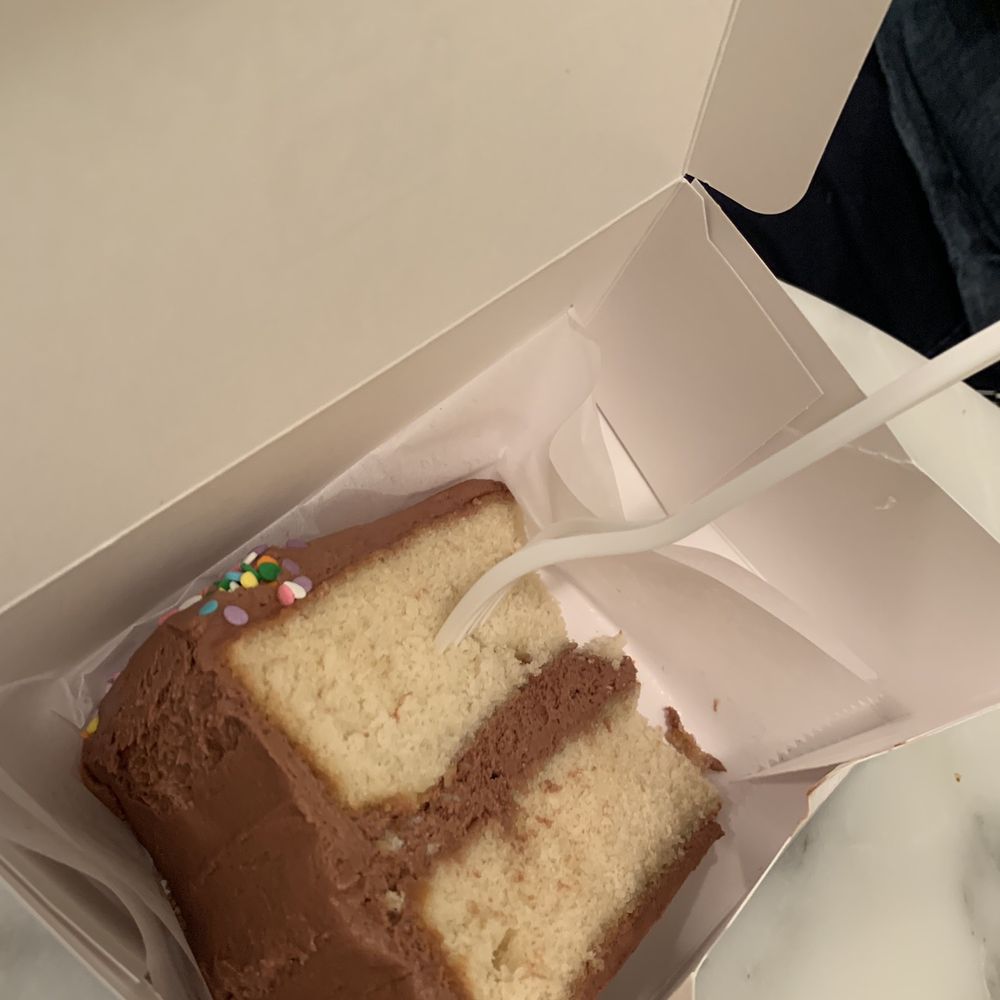 Magnolia Bakery - Vanilla cake with chocolate icing - Bakeries Near Me - Chicago, Illinois Magnolia Bakery - Vanilla cake with chocolate icing - Bakeries Near Me - Chicago, Illinois