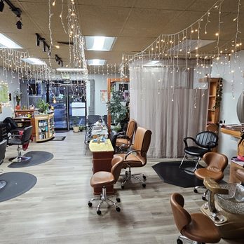 Luck Hair Salon - A special designed work station to provide hair services for Hijab-wearing Muslim women who want their hairs done privately - Hair Salons Near Me - Kent, Washington Luck Hair Salon - A special designed work station to provide hair services for Hijab-wearing Muslim women who want their hairs done privately - Hair Salons Near Me - Kent, Washington
