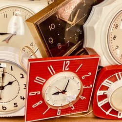 AnnTiques - Vintage clocks all working