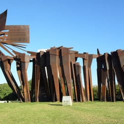 Monumento aos Açorianos - O monumento é um dos símbolos de Porto Alegre