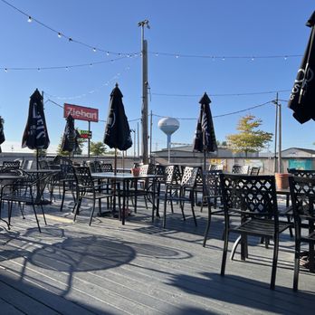 Shakers Sports Bar & Grill - Patio - American Near Me - Ottawa, Illinois