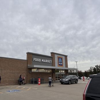 ALDI - a car parked in front of a food market - Grocery Near Me - Harrisburg, Pennsylvania