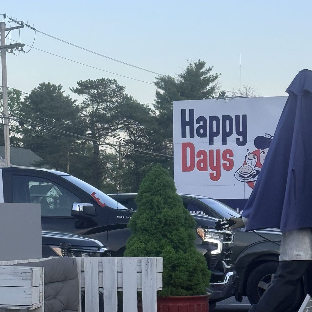 Happy Days - Front sign, and parking lot - American Near Me - Amsterdam, New York