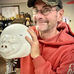 Shelly's Antiques and Decor