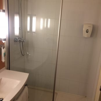 Hotel Ibis - Bathroom is compact but clean - Hotels Near Me - Gent, VOV