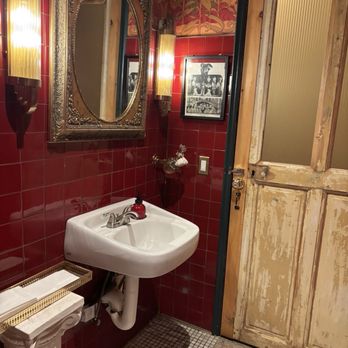 Lilou - Bathroom - French Near Me - Knoxville, Tennessee Lilou - Bathroom - French Near Me - Knoxville, Tennessee