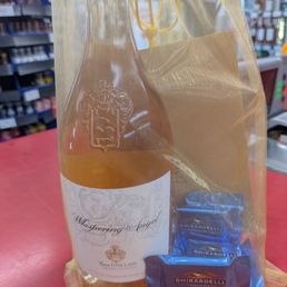 Wine, chocolates, bag and personalized card.  The perfect presentation of my order.