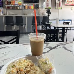 Frutitas Sherman - Hoy fui a Frutitas Sherman por unas pupusas y un café frio. Me encantaron estuvieron deliciosas