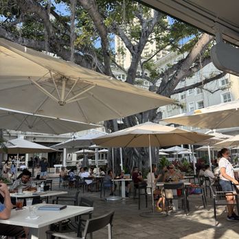 The Beach Bar - Outside seating area - Bars Near Me - Honolulu, Hawaii