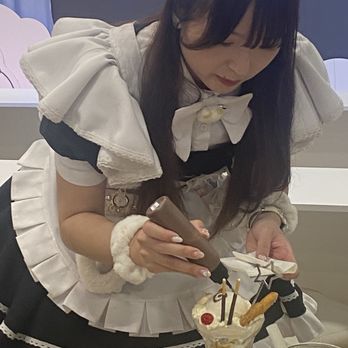Asayoru Maid Cafe - Decorating dessert with chocolate sauce - Themed Cafes Near Me - Monterey Park, California