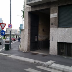 10 Corso Como - Fotografo il portone dalla strada perché se non diresti mai sia un outlet do moda