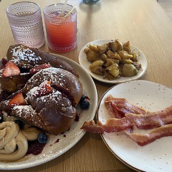 Hatch 44 Cafe - Coffe cream French toast; bacon, side potatoes - Cafes Near Me - Metuchen, New Jersey