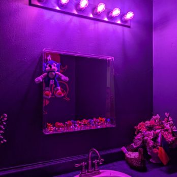 Barbs B Q - Eclectic indoor vibe with a mix between nostalgic vintage items and personal touches of the chefs favorites (such as sonic the hedgehog) - Barbeque Near Me - Lockhart, Texas