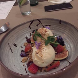 Chez Chouchou - Helado de mantequilla con crumble , higo y frambuesa