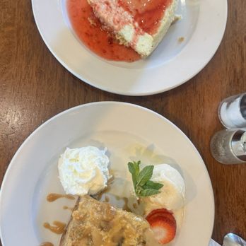 Googie Grill - Banana Pudding and Strawberry Cheesecake - American Near Me - Seaside, California Googie Grill - Banana Pudding and Strawberry Cheesecake - American Near Me - Seaside, California