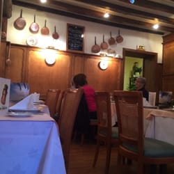 Le Relais Champenois - Une pause repas de midi. Accueil à l'ancienne avec la patronne qui, à l'ancienne, surveille le service.