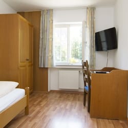 Hotel Kater Hiddigeigei - Ein Einzelzimmer mit Blick auf den Schloßpark, renoviert 2015