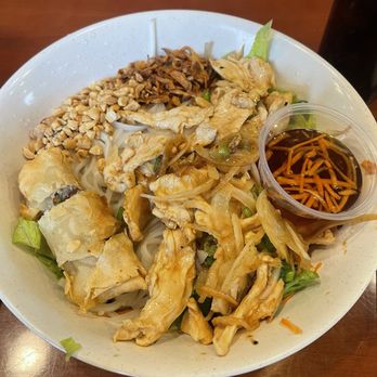 Umami Noodle Bar - Vietnamese Noodle Salad w/Chicken - Sushi Bars Near Me - Pooler, Georgia