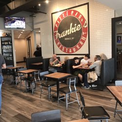 Frankie’s Pizzeria & Restaurant - Pizzaria informal dining room