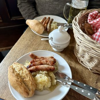 Historische Wurstkuchl - 8 sausage plate shared and bread basket 1.40€ each roll! - German Near Me - Regensburg, BY Historische Wurstkuchl - 8 sausage plate shared and bread basket 1.40€ each roll! - German Near Me - Regensburg, BY