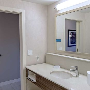 Hampton Inn Amesbury - Guest room bath - Hotels Near Me - Amesbury, Massachusetts Hampton Inn Amesbury - Guest room bath - Hotels Near Me - Amesbury, Massachusetts