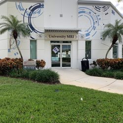 University MRI of Boca Raton - Entrance with plenty of reserved parking nearby.