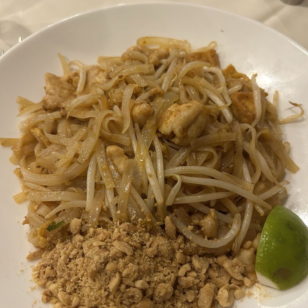 Très Yan & Wu - Pad Thai Noodle with Peanuts and chicken - Sushi Bars Near Me - Mount Laurel, New Jersey Très Yan & Wu - Pad Thai Noodle with Peanuts and chicken - Sushi Bars Near Me - Mount Laurel, New Jersey