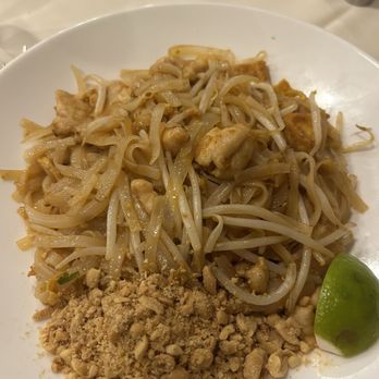 Très Yan & Wu - Pad Thai Noodle with Peanuts and chicken - Sushi Bars Near Me - Mount Laurel, New Jersey Très Yan & Wu - Pad Thai Noodle with Peanuts and chicken - Sushi Bars Near Me - Mount Laurel, New Jersey