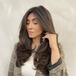 The Gallery by Ray Royce - Dimensional brunette