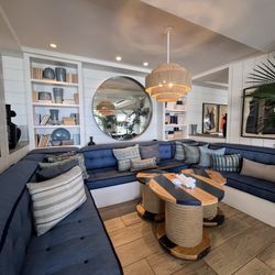 Sunny's Spa & Beauty Lounge - Lounge area near the pool