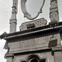 Ex Convento de Santa Rosa - Fachada y letrero en la entrada.