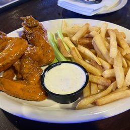1/2 order wings w/ fries. Hands down, best wings ever. Fries are spectacular too--Crispy outside w/ soft inside. Pairs beautifully w/ ranch.
