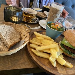 Goldwasser - Avocado vegan patty burger