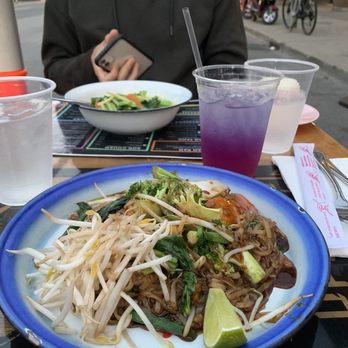 Si Lom Thai Bistro - Vegan pad Thai - Thai Near Me - Toronto, Ontario