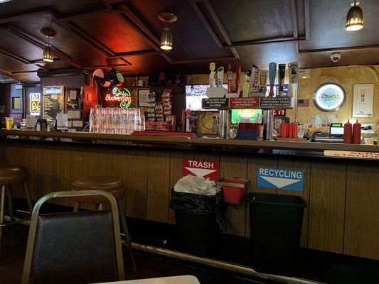 Matt's Bar and Grill by null