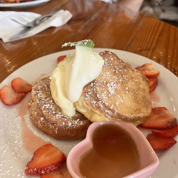 Cream Pot - Original soufflé with strawberries - Breakfast & Brunch Near Me - Honolulu, Hawaii