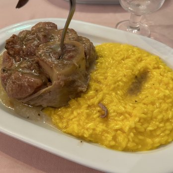 Al Matarel - Ossobuco su risotto alla Milanese, spettacolare. Una porzione più che generosa - Italian Near Me - Milan, Michigan