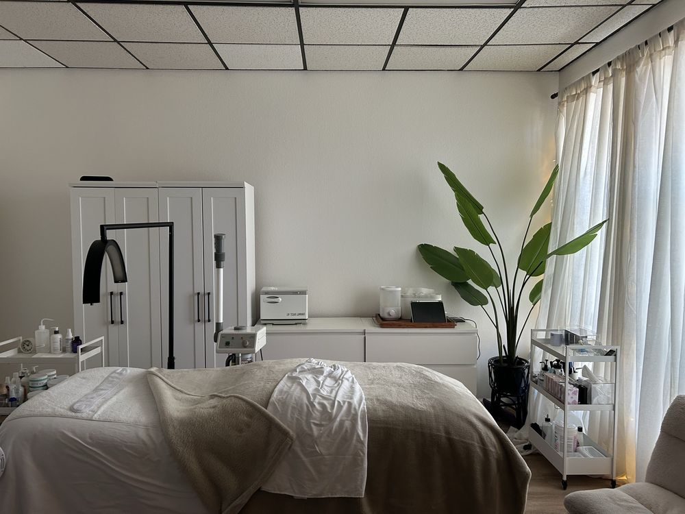 Natural Beauty with Nics Logo