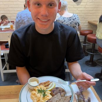 Holybelly - Brody and his scrambled eggs, halloumi cheese, French bread and sausage. - Breakfast & Brunch Near Me - Paris, 75