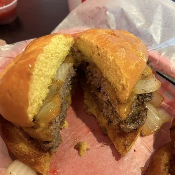 Beth's Burger Bar - Burgers Near Me - Orlando, Florida